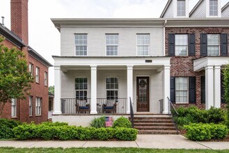 Building Photo - 3-bedroom, 2.5-bath home with a 2-car garage in the sought-after Gateway Village community of Fra...