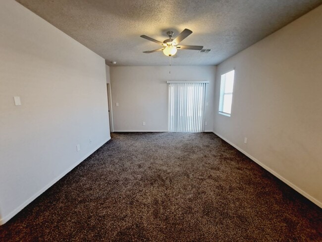 Building Photo - 3 bed 2 bath home in Huning Ranch! Move in Special!