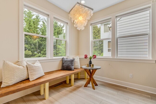 Building Photo - Stunning, spacious 4-bdrm/4-bath in Tigard. Fireplace, massive decks, next to nature