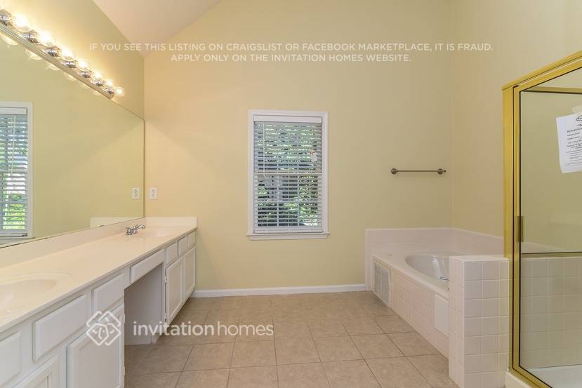 Building Photo - 430 Croftwood Close