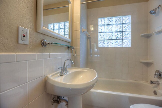 Building Photo - 1119 Jerome St