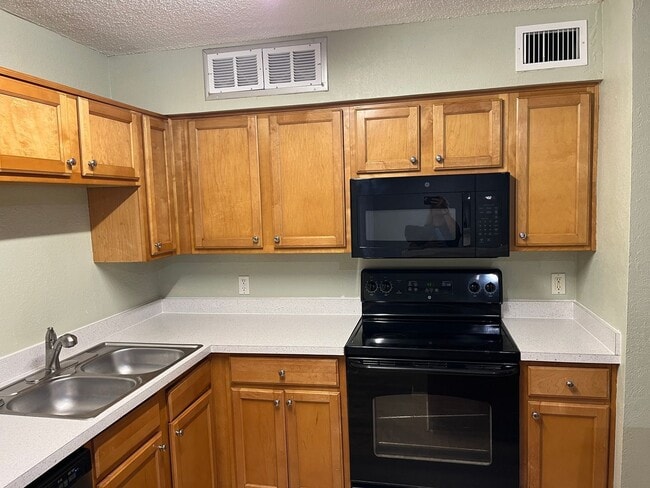 Building Photo - 355 Lakepointe Dr