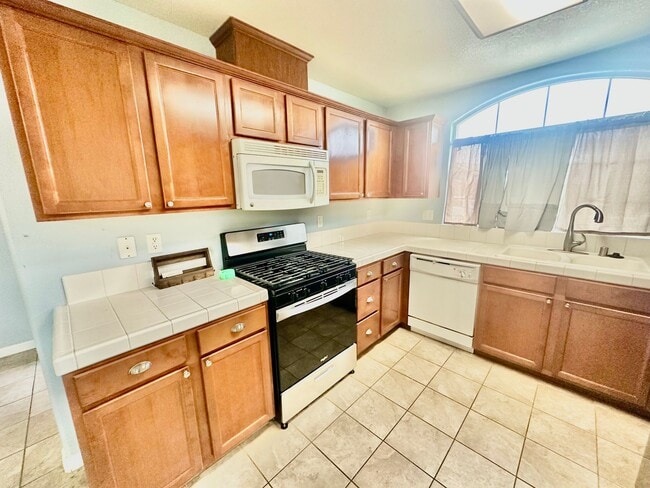 Building Photo - Spacious South Fresno 4/2