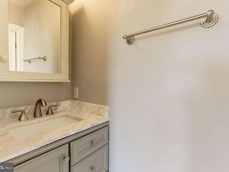 Master Bathroom - 104 Shooters Ct