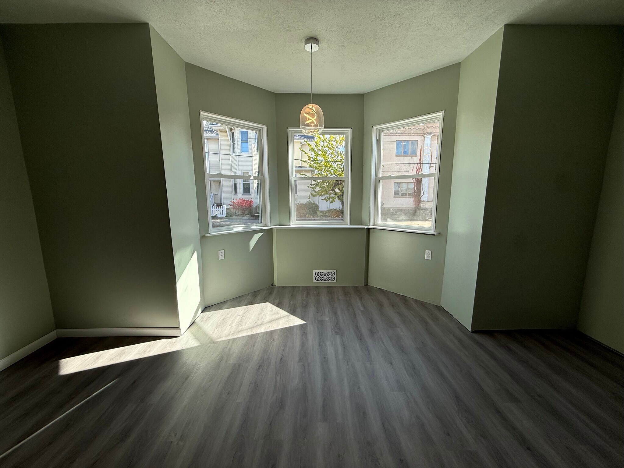 Building Photo - 412 Depot St