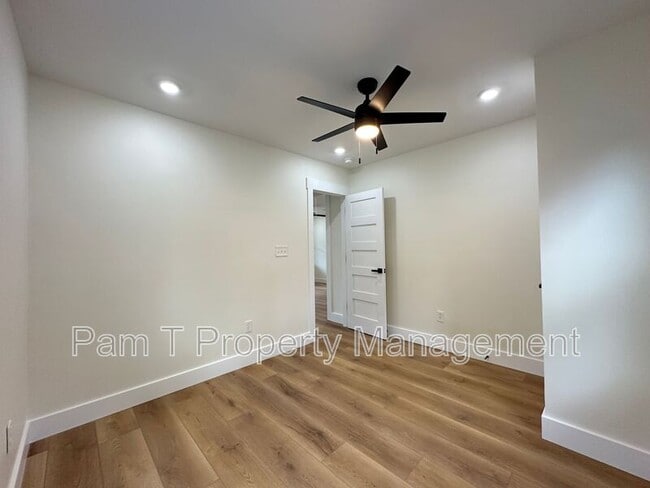 Building Photo - 618 E Waldburg St
