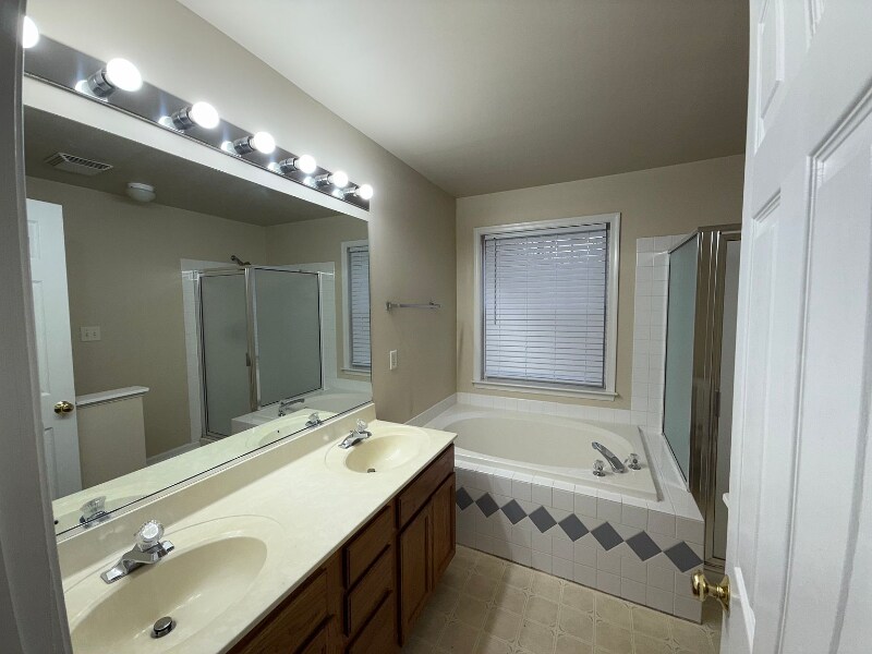 Building Photo - 11 Trotter Ln