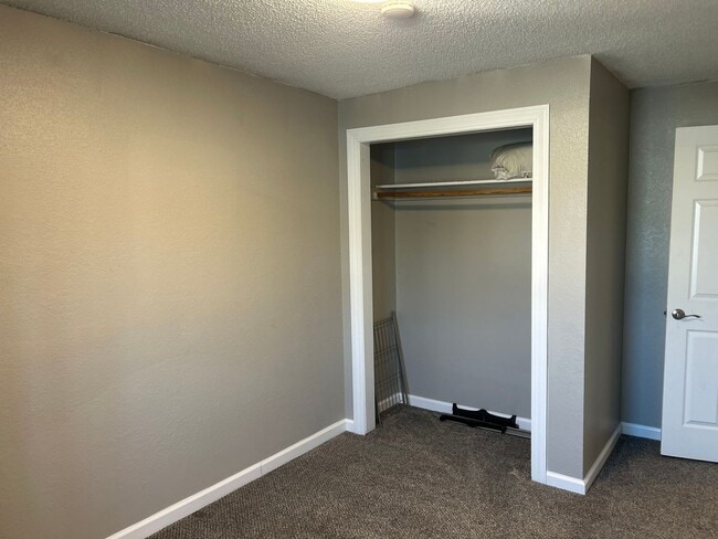 Building Photo - Century 21 Gold Rush - 3 bed, 1 bath (Fair...