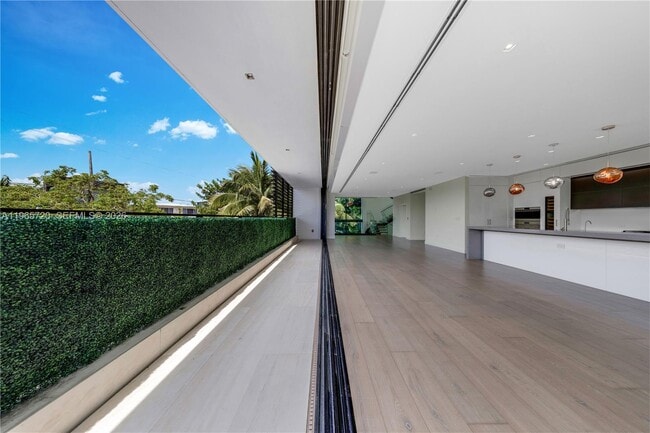 Building Photo - 420 N Hibiscus Dr