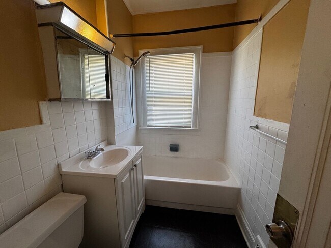 Building Photo - 1545 Glenmont Rd