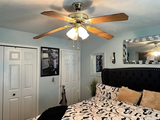 Building Photo - 3 bedroom, 2 Full Bathroom Single Family H...