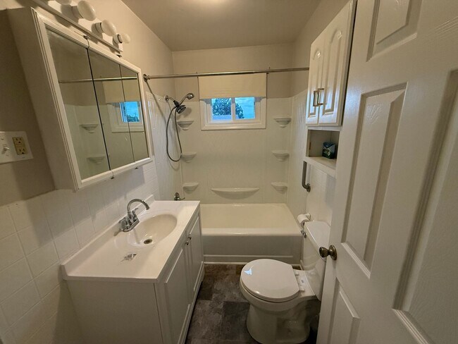 Building Photo - Spotless & Spacious! 3BR Home Near Volunte...