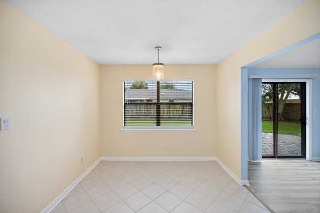 Building Photo - 349 Primrose Cir