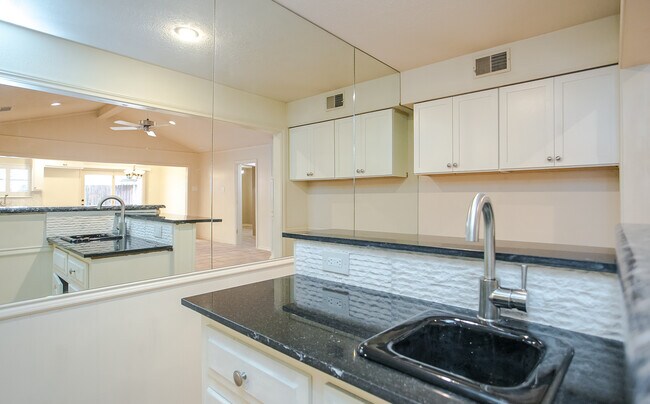 Building Photo - 10660 Pagewood Dr