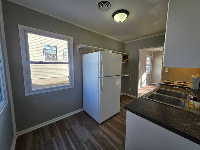 Building Photo - Charming 3-Bedroom Home – Modern, Clean & Carpet-Free!