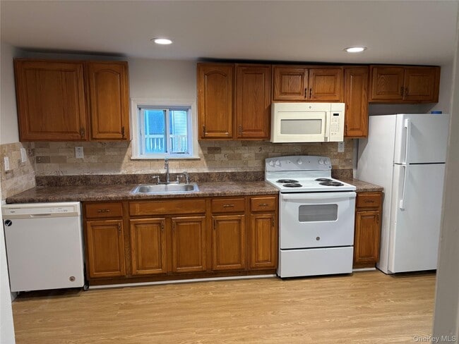Building Photo - 36 Edgewater Dr