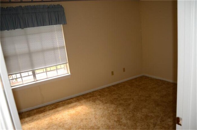 Building Photo - 2 BEDROOM 2.5 BATH TOWNHOME IN HUMBLE