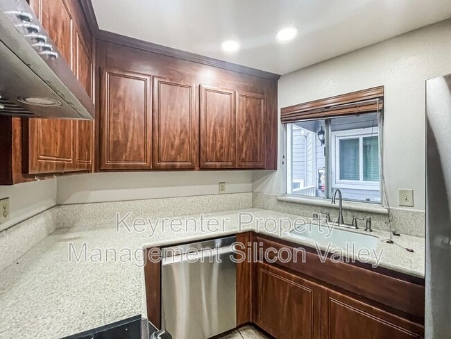 Building Photo - 4870 Lakebird Pl