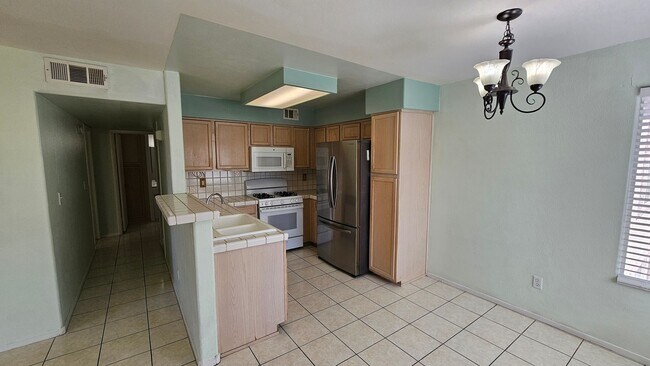 Building Photo - Cute Condo close to the Strip!!!