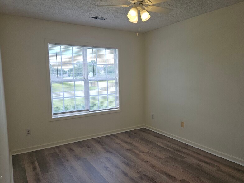 Building Photo - 2701 Ashby Dr
