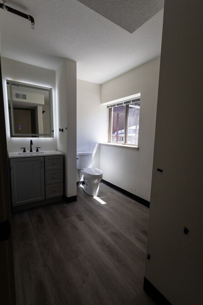Building Photo - $1,450 / 2br - 560ft2 - RENOVATED 2BD, 1BA...