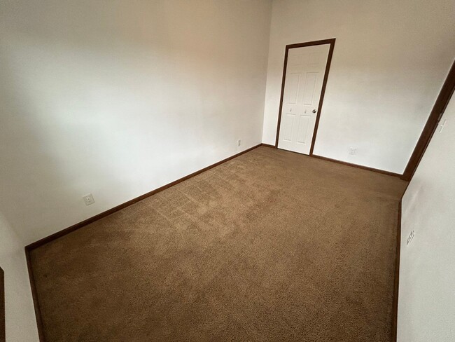 Building Photo - 220 Riverwood Dr