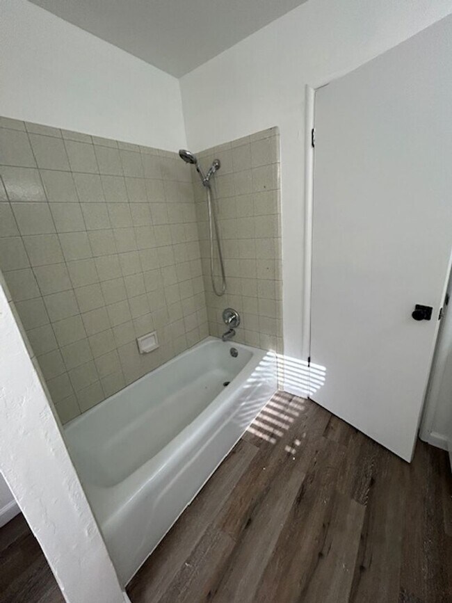 Building Photo - 3 bedroom 2 bathroom with pool!