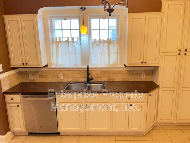 Building Photo - 451 S Reese St