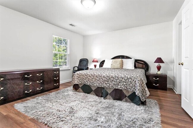 Building Photo - 2760 Englewood Dr