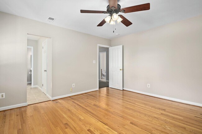 Building Photo - 2542 N Wakefield St