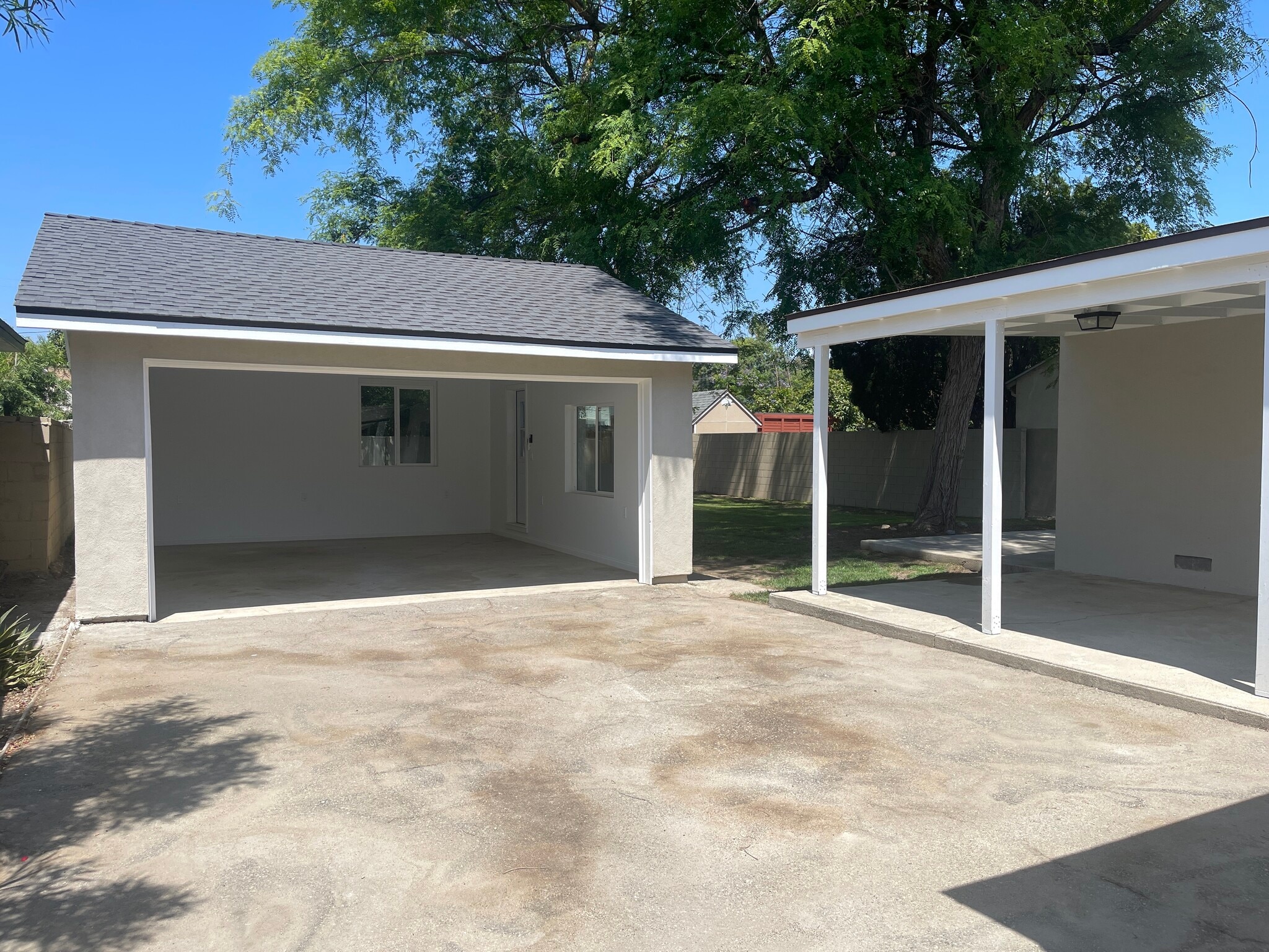 2 Garage high ceiling, recessed lighting, HVAC, Separate Entrance and remote app garage doo - 5457 Beck Ave