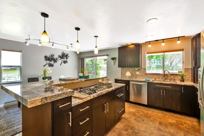 Building Photo - Spacious 3 Bed, 2.75 Bath Seward Park Home!