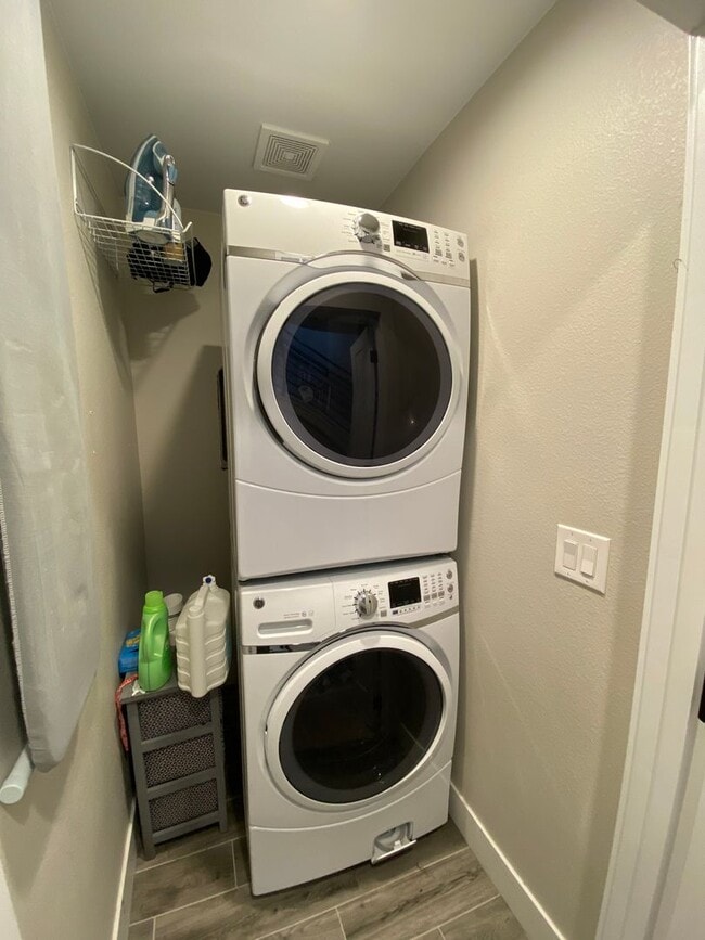 Building Photo - Modern 2 Bed | 3.5 Bath Townhome with Bonu...