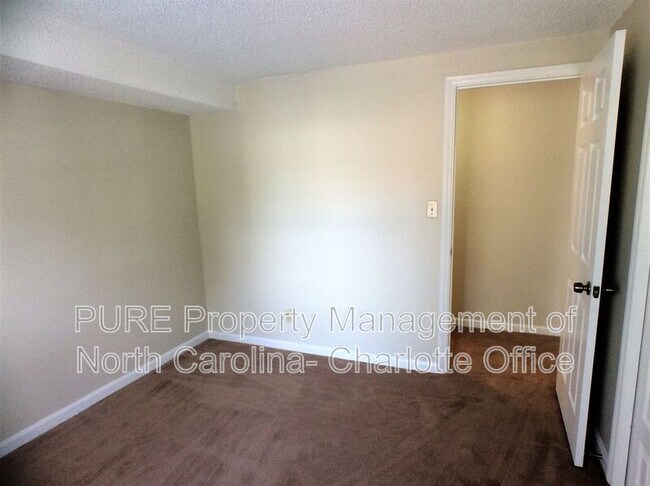 Building Photo - 9520 Shannon Green Dr