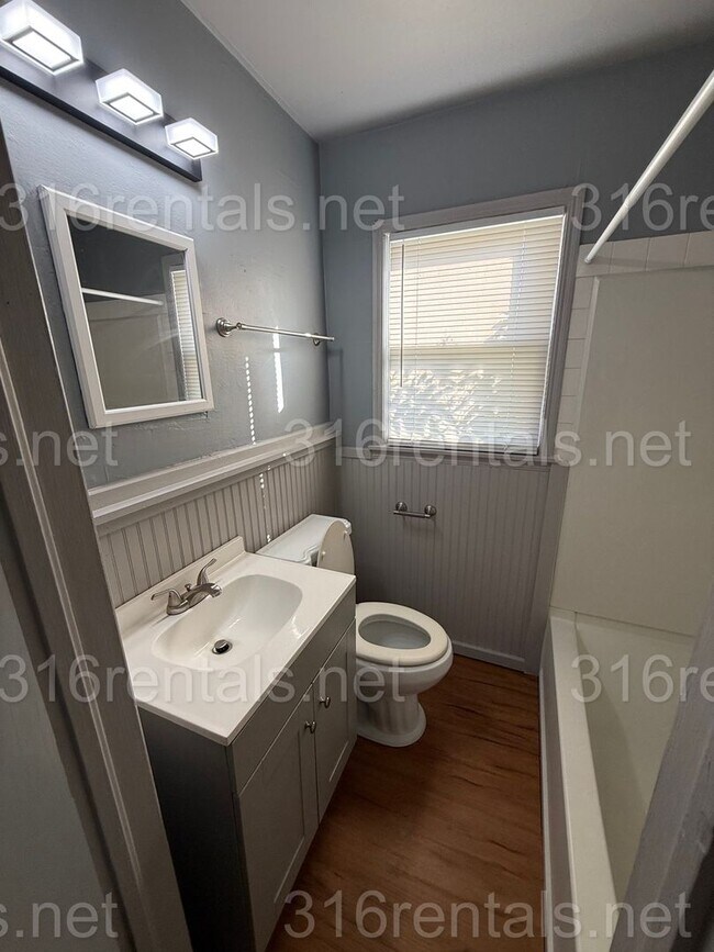 Building Photo - $1100 - 3 bedroom / 1 bathroom - Single Fa...