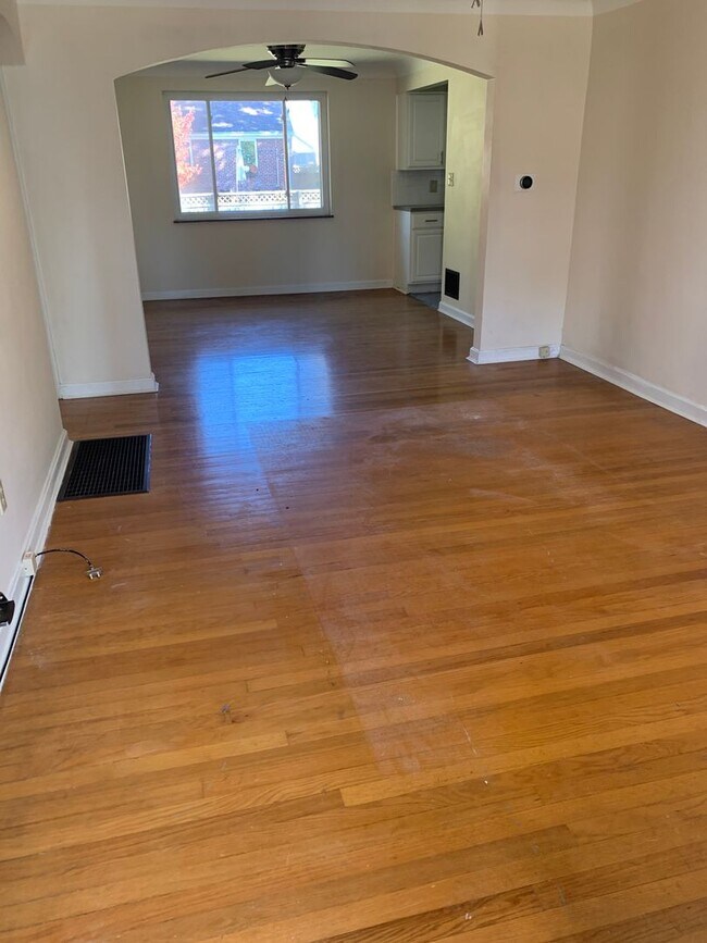 Building Photo - Lovely Ranch Home with Hardwood Floors and...