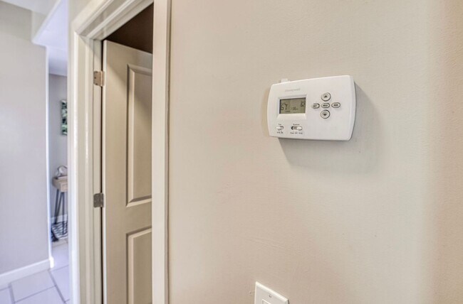 Building Photo - Furnished Eastside Beautiful 3 bed/2 baths for RENT Utilities & Wi-Fi INCLUDED