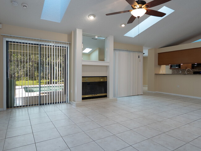 Building Photo - Enjoy Florida living in this spacious 3BR/...