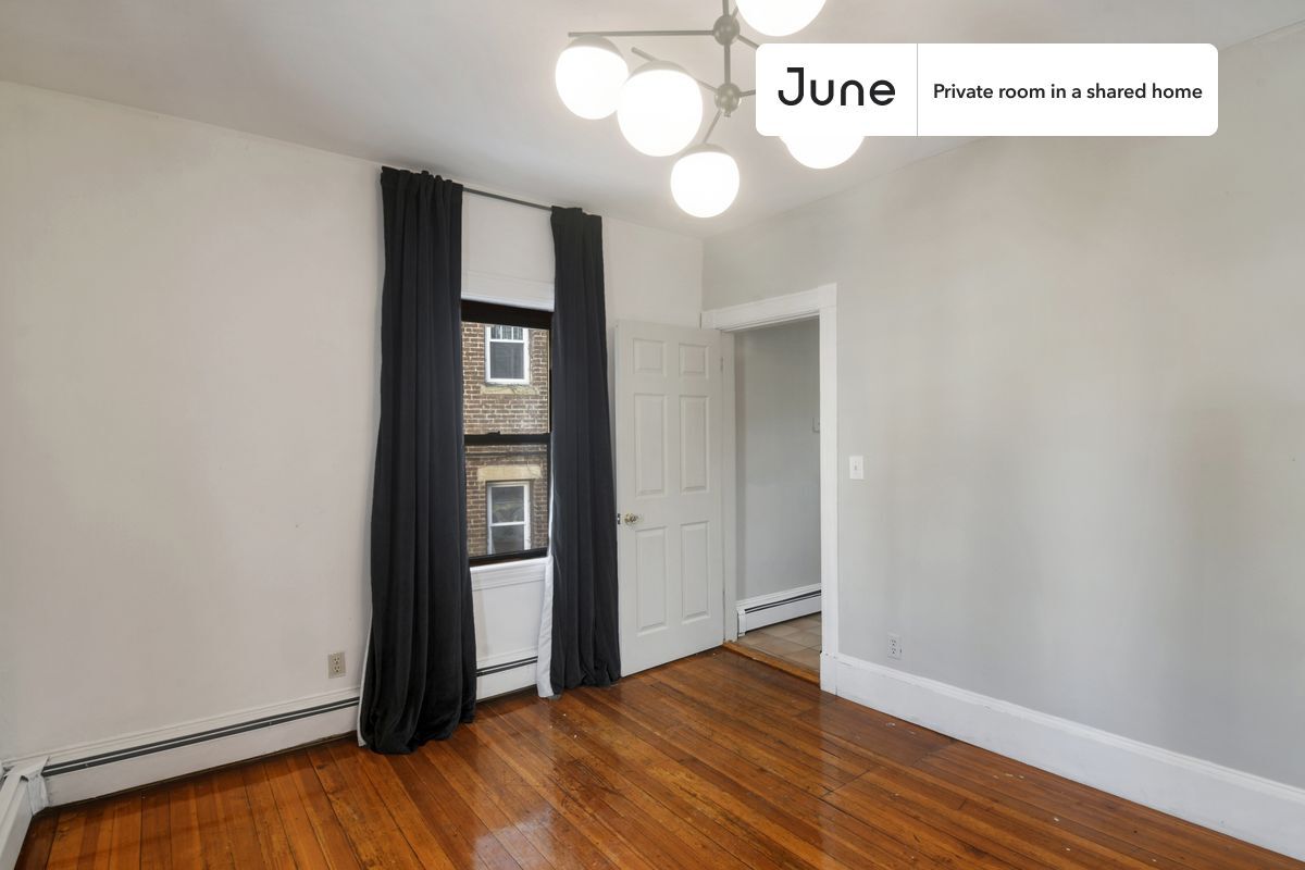 Building Photo - Room in Shared 6 bed/2 bath home