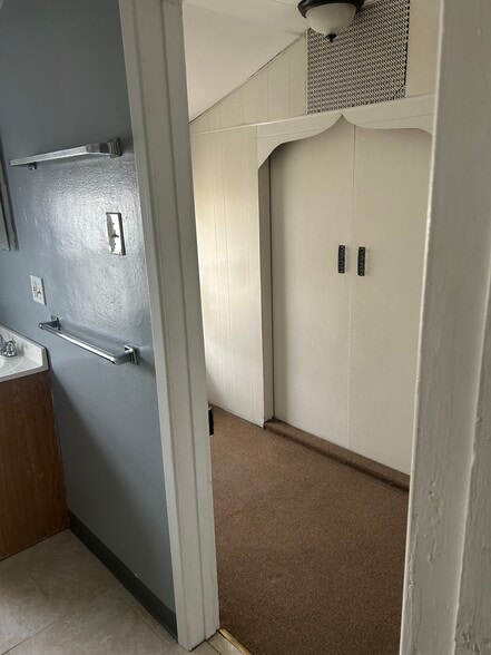 Dressing room off bathroom - 604 E 5th St