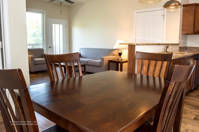 Building Photo - 1904 N Severance St