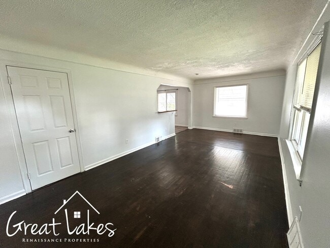 Building Photo - Lovely 2 Bedroom 1 Bathroom now available ...