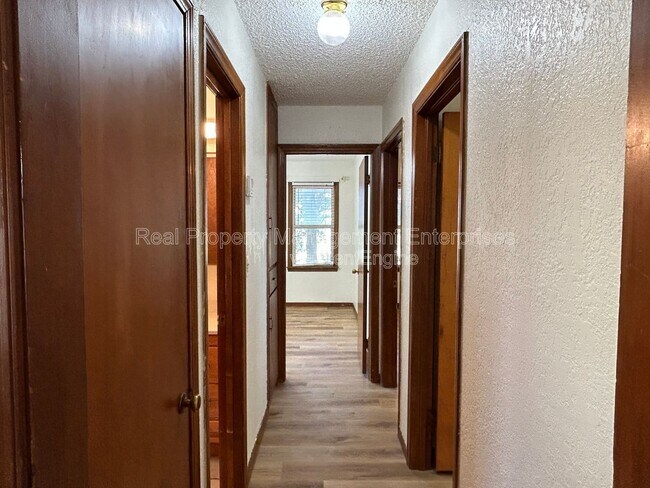Building Photo - 204 Wolf Ln