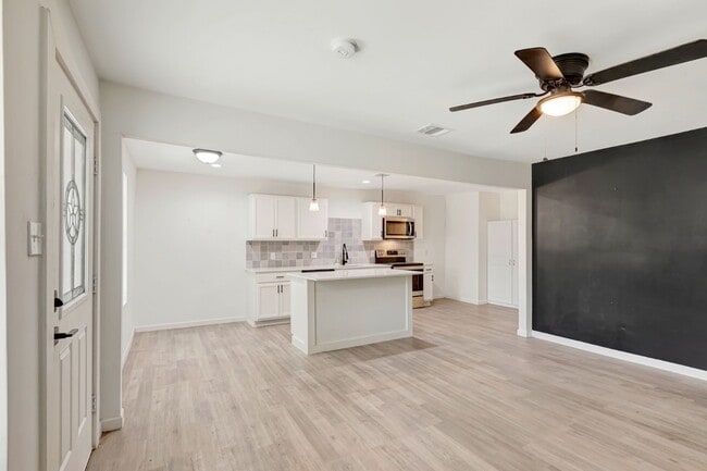 Building Photo - Updated Greenville Home
