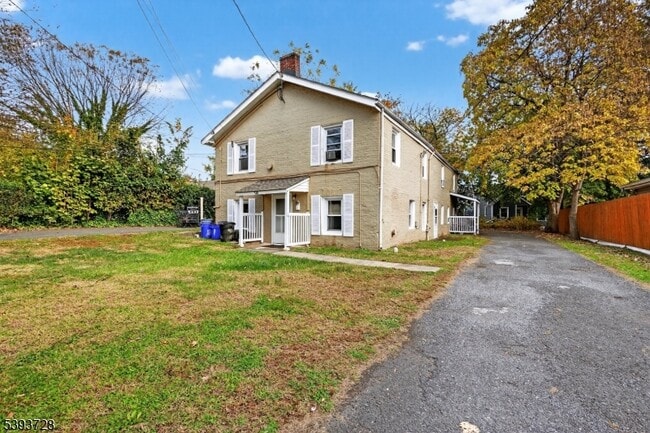 Primary Photo - 148 Davenport St