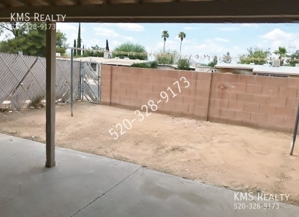 Building Photo - 4 bedroom 2 baths Town house - Drexel Road...