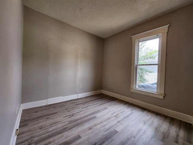 Building Photo - Spacious 4-Bedroom, 1-Bathroom Home AVAILA...