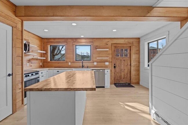 Building Photo - 109 School St