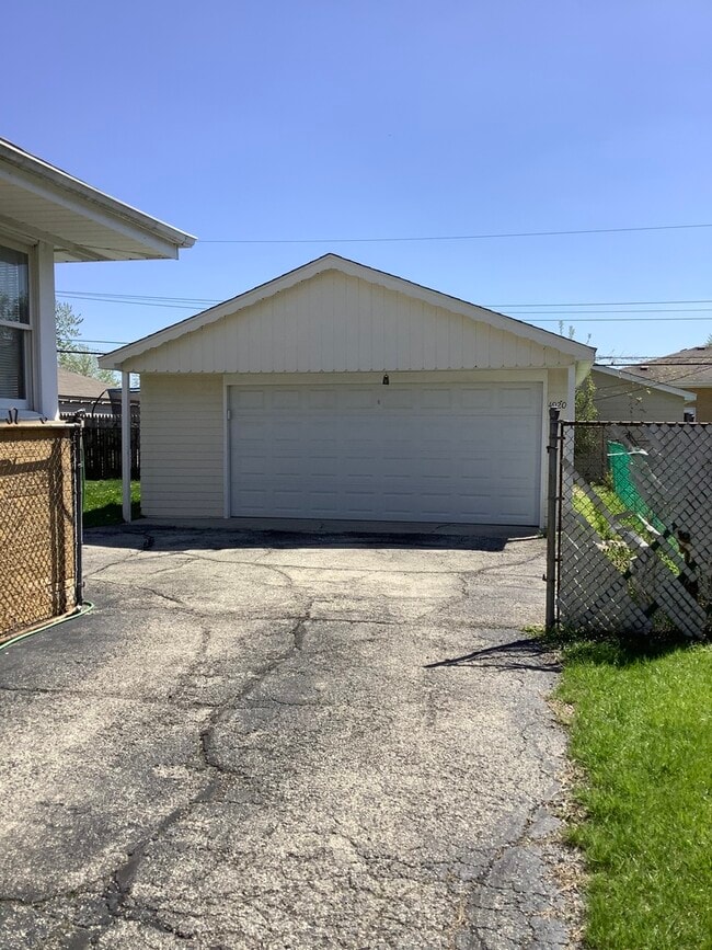 Building Photo - 4920 Cypress Dr