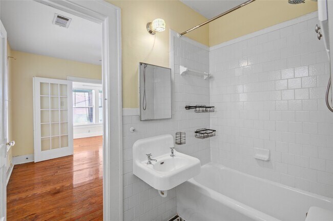 Building Photo - 401 W Clay St